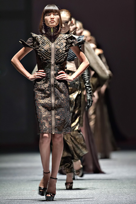 Thành viên Hiệp hội thời trang cao cấp Paris lần đầu tiên trình diễn BST tại Việt Nam ảnh 2