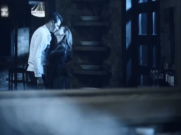 Hoàng Thùy Linh nóng bỏng khóa môi Vĩnh Thụy trong MV mới ảnh 10