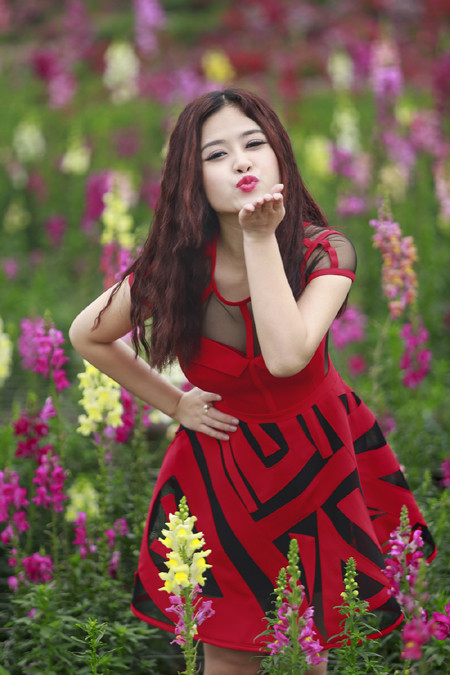 Cặp quán quân Hà Duy - Hoàng Yến lãng mạn giữa vườn hoa xuân ảnh 2