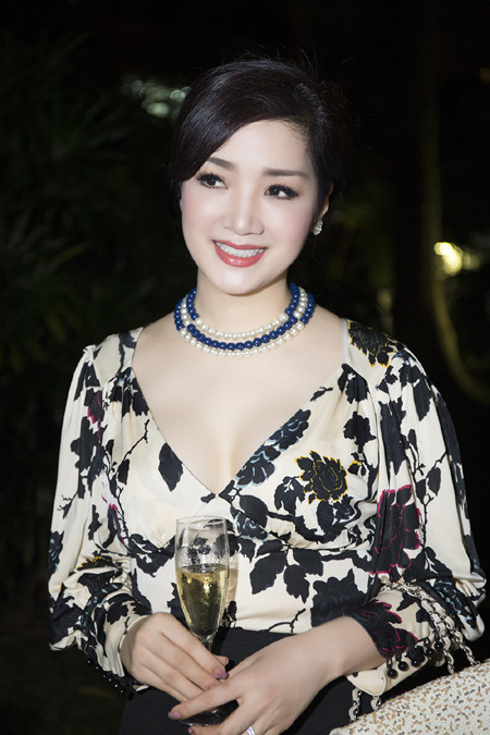 Hoa hậu Giáng My sang trọng dự tiệc mời của Lãnh sự quán Pháp ảnh 3