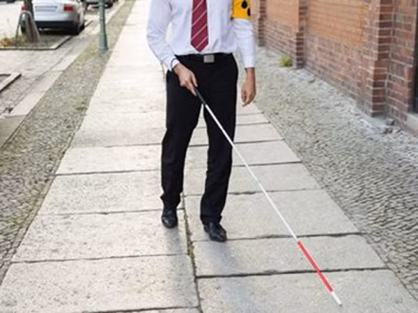 Cây gậy giúp người mù nhận biết người quen ảnh 1