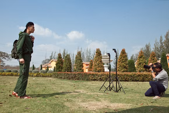 Mister Global 2015: Thí sinh Việt Nam chọn quân phục trong phần thi trang phục dân tộc ảnh 16