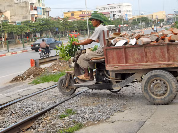 Kiềm chế TNGT đường sắt: Không thể "khoán trắng" cho địa phương ảnh 1
