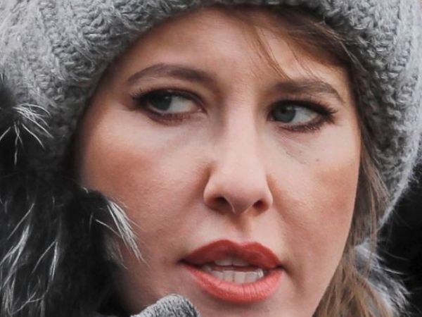 Nữ ứng viên tổng thống Nga bị hắt nước vào người ảnh 1 Nữ ứng viên tổng thống Nga bị hắt nước vào người ảnh 1