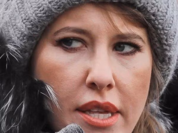 Nữ ứng viên tổng thống Nga bị hắt nước vào người ảnh 1