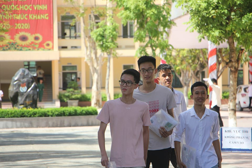 Nam sinh ngủ quên, đến muộn không được vào phòng thi ảnh 1 Nam sinh ngủ quên, đến muộn không được vào phòng thi ảnh 1