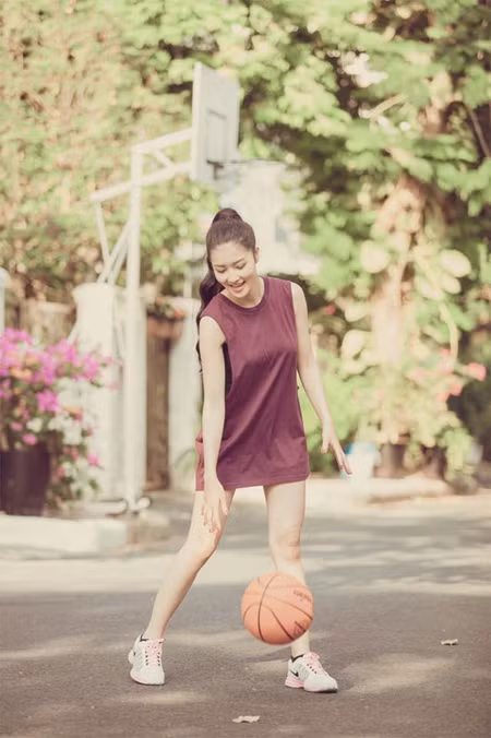 Hoa hậu Triệu Thị Hà khoe tài chơi bóng rổ ảnh 1
