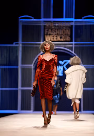 Hoa hậu Ngọc Hân sexy làm vedette cho Xuân Lê ảnh 7