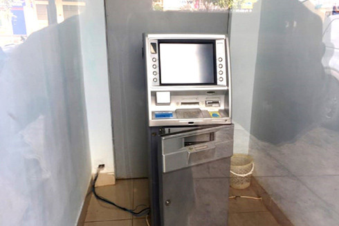 Cùng lúc lĩnh 2 tội khi uống rượu say, cậy phá cây ATM ảnh 1
