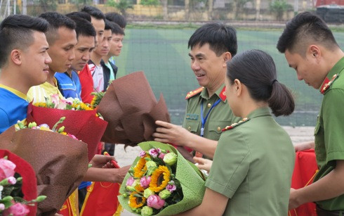 Cụm thi đua số 6 tranh tài ở giải bóng đá mini Chào mừng Ngày sinh nhật Bác ảnh 3