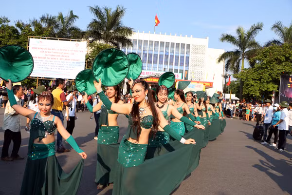 "Bỏng mắt" ngắm dàn vũ công múa bụng trên đường phố ảnh 1