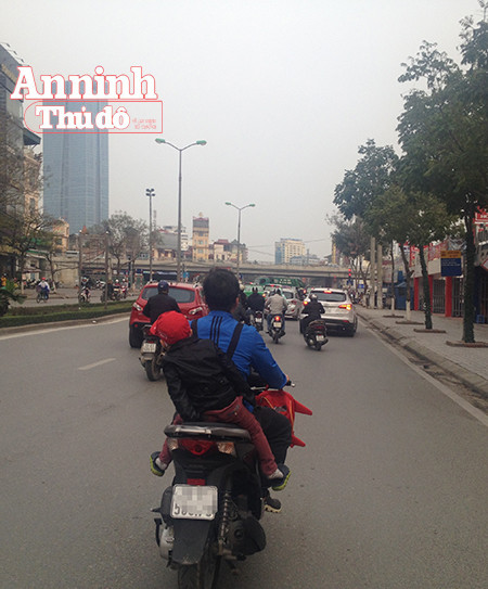 Phụ huynh "sơ ý" dạy con coi thường luật giao thông ảnh 6