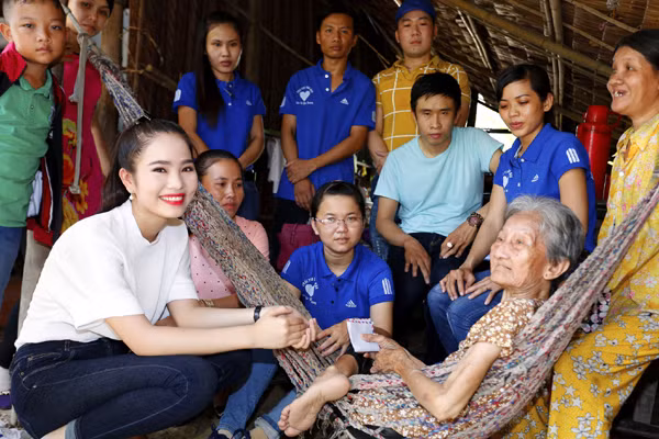 Hoa hậu Dương Kim Ánh giản dị đi từ thiện ở Sóc Trăng ảnh 5