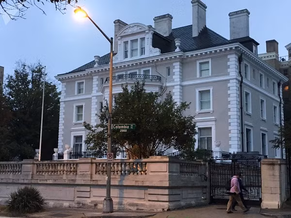 Moscow phản đối mạnh mẽ việc Mỹ tháo quốc kỳ Nga tại các tòa nhà ngoại giao ảnh 1