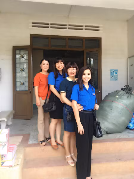 Diễn viên Lương Giang vượt ngàn cây số tặng quà cho trẻ em nghèo ảnh 2