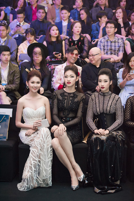 Choáng ngợp với phong cách thời trang ấn tượng của Hoa hậu Mỹ Linh tại VIFW 2016 ảnh 1