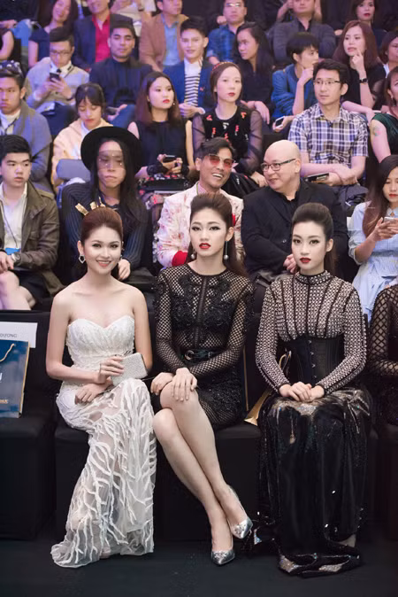 Choáng ngợp với phong cách thời trang ấn tượng của Hoa hậu Mỹ Linh tại VIFW 2016 ảnh 1