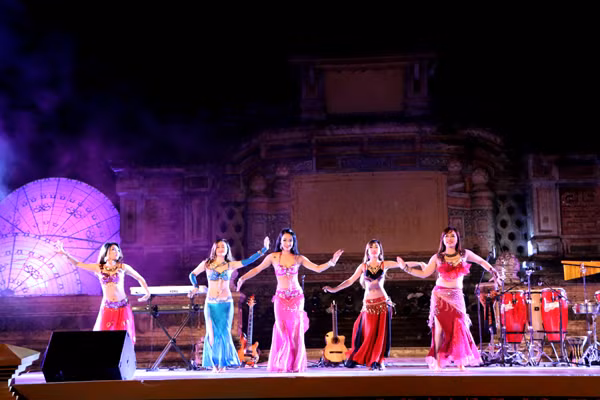 Festival Huế: Màn múa bụng nóng bỏng giữa không gian trầm mặc ảnh 4