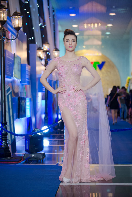 Hồng Quế diện váy xuyên thấu, nổi bật tại sự kiện ảnh 4