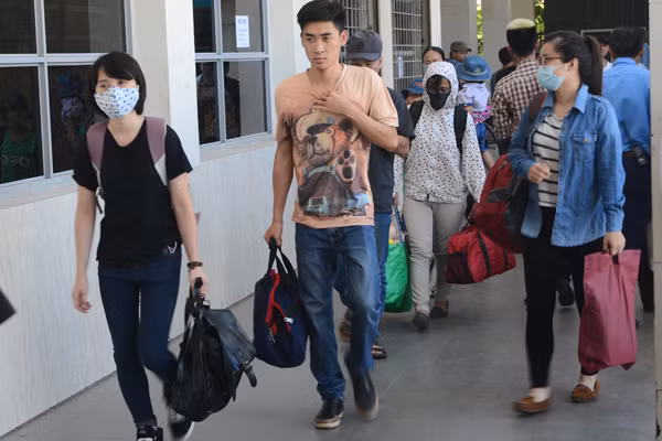 Sĩ tử đội nắng đổ về Hà Nội dự thi ảnh 1