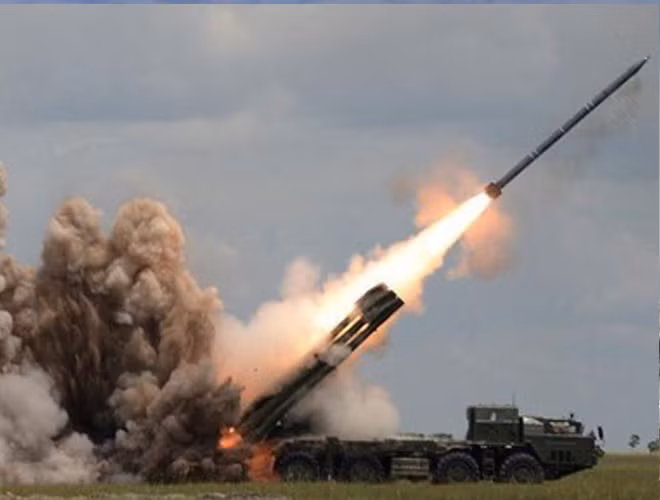 Tornado-S mang giàn phóng 2x4 hoặc 2x8 cỡ 300 mm trên khung gầm xe MZKT-79306.