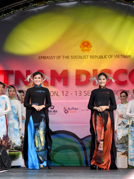 Huyền My, Hương Giang trình diễn và đấu giá áo dài ở Anh ảnh 10