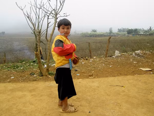 Ánh mắt con trẻ trong veo giữa miền sơn cước Hang Kia ảnh 6