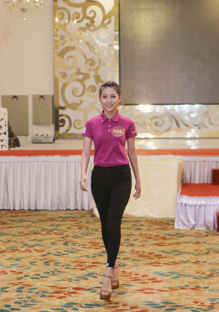 Lan Khuê ăn mặc giản dị, thị phạm catwalk cho thí sinh "Người đẹp xứ Dừa" ảnh 8 Lan Khuê ăn mặc giản dị, thị phạm catwalk cho thí sinh "Người đẹp xứ Dừa" ảnh 8