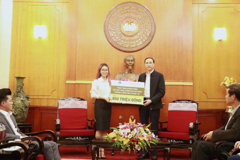 Tác giả cuốn tự truyện rơi nước mắt ủng hộ cuộc chiến chống dịch Covid-19 ảnh 1 Tác giả cuốn tự truyện rơi nước mắt ủng hộ cuộc chiến chống dịch Covid-19 ảnh 1