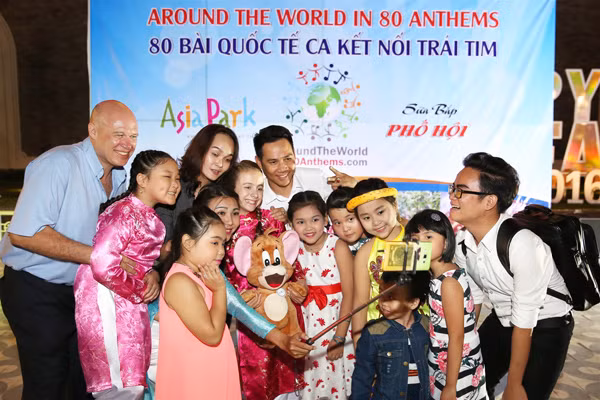 Xem đại sứ nhỏ tuổi nhất làng trẻ em SOS hát quốc ca tại Asia Park ảnh 4