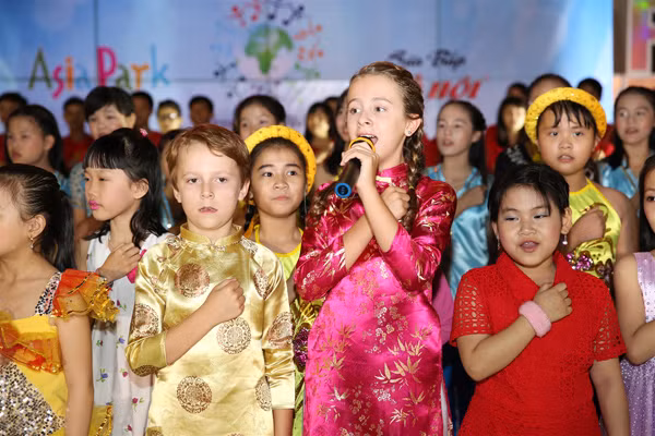 Xem đại sứ nhỏ tuổi nhất làng trẻ em SOS hát quốc ca tại Asia Park ảnh 2
