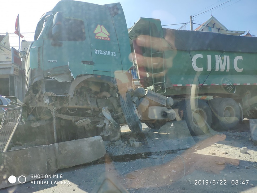 Tai nạn liên hoàn giữa 4 xe ô tô khiến QL1A ách tắc ảnh 2