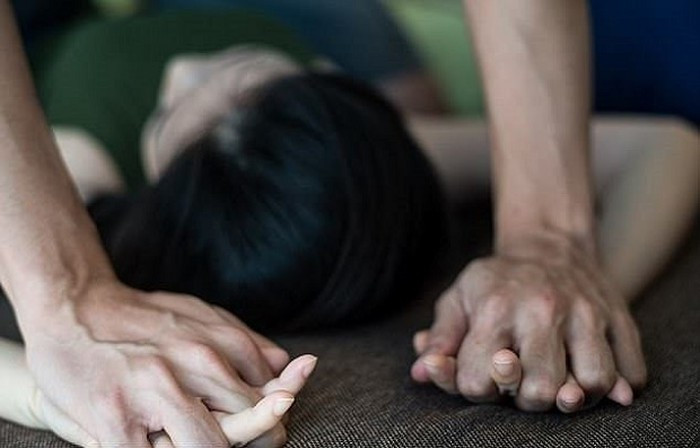 Khởi tố kẻ giở trò đồi bại với bạn của con gái ảnh 1