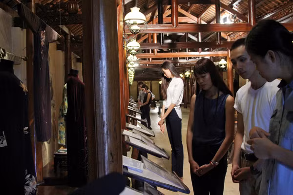 Top 10 Vietnam’s Next Top Model 2015 tìm hiểu về áo dài Việt Nam ảnh 2
