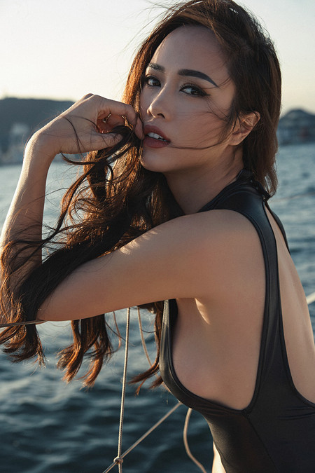 Vũ Ngọc Anh khoe đường cong cực nóng bỏng trên du thuyền triệu đô ảnh 9 Vũ Ngọc Anh khoe đường cong cực nóng bỏng trên du thuyền triệu đô ảnh 9