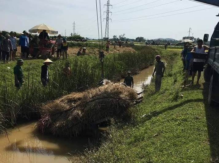 Lật xe chở lúa, người đàn ông bị đè tử vong ảnh 1