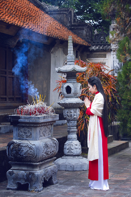 Hoa hậu Ngọc Anh thành kính đi lễ chùa ảnh 3