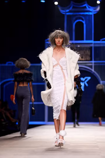 Hoa hậu Ngọc Hân sexy làm vedette cho Xuân Lê ảnh 8