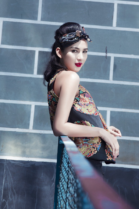 Hoa hậu Ngọc Diễm diện style ấn tượng dạo phố đầu năm mới ảnh 1