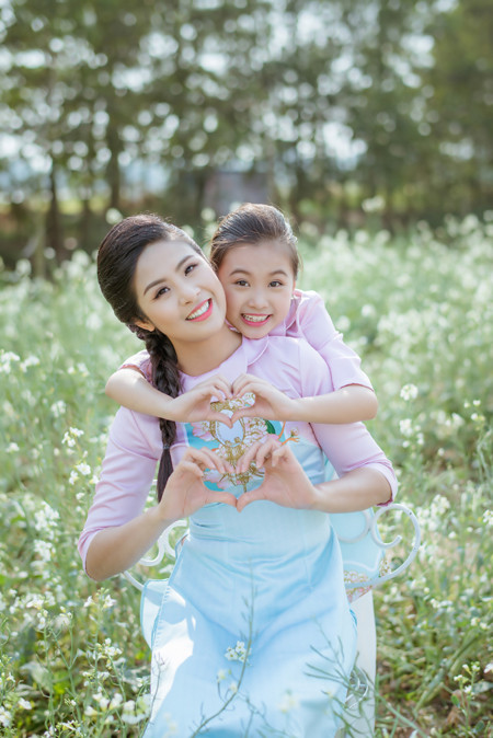 Hoa hậu Ngọc Hân diện áo dài đôi cùng "con gái nuôi" ảnh 9 Hoa hậu Ngọc Hân diện áo dài đôi cùng "con gái nuôi" ảnh 9