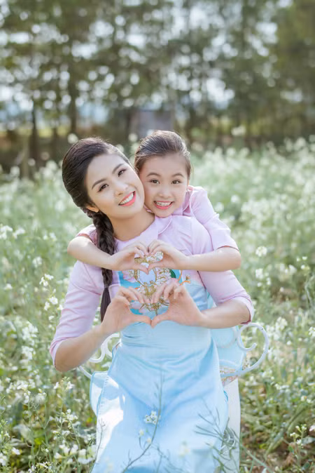 Hoa hậu Ngọc Hân diện áo dài đôi cùng "con gái nuôi" ảnh 9
