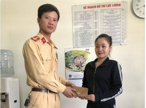 Nhận lại được ví có 5 triệu đồng và nhiều giấy tờ quan trọng ảnh 1 Nhận lại được ví có 5 triệu đồng và nhiều giấy tờ quan trọng ảnh 1