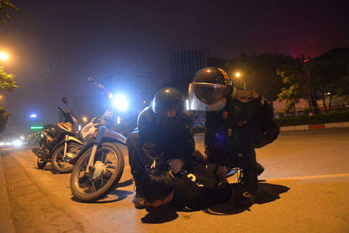 Buộc phải dùng vũ lực gây thiệt hại cho người bị bắt giữ không phải chịu trách nhiệm hình sự ảnh 1