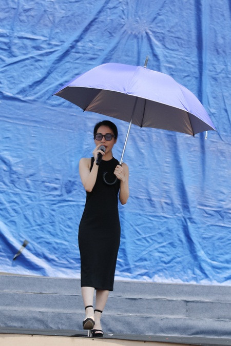 Sợ trễ giờ chạy chương trình, Isaac mang cả hành lý theo để tập luyện ảnh 8