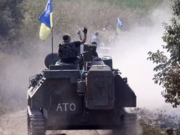 Quân đội Ukraine phá tan tành sân bay, bệnh viện Donesk? ảnh 1