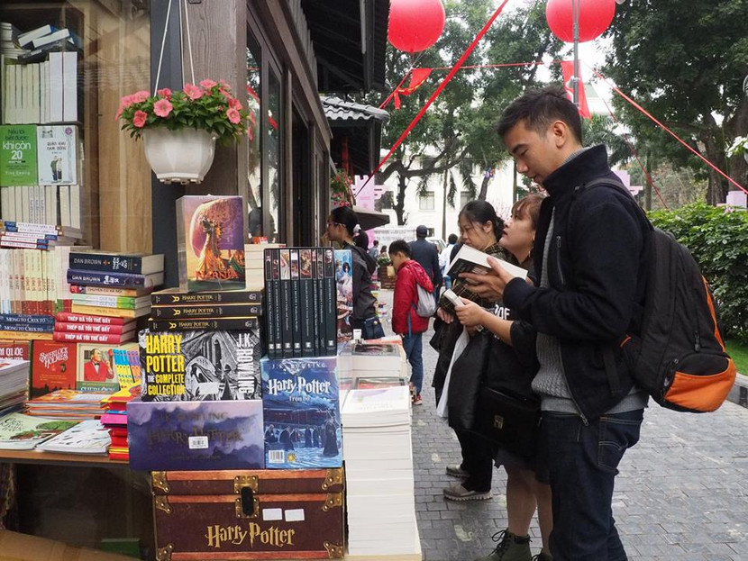 Phố sách xuân thu hút đông đảo độc giả Thủ đô ngay trong ngày đầu khai mạc ảnh 8 Phố sách xuân thu hút đông đảo độc giả Thủ đô ngay trong ngày đầu khai mạc ảnh 8
