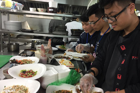 Biệt đội học sinh Hà Nội "giải cứu đồ ăn" tặng lại người nghèo ảnh 2