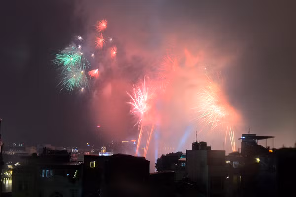 Người dân nô nức đi xem pháo hoa mừng Quốc khánh ảnh 6