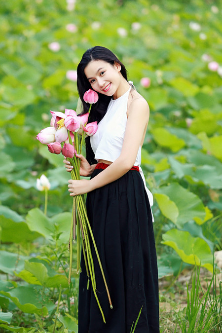 Nữ giảng viên Lương Giang khoe sắc ngọt ngào giữa đầm sen ảnh 6