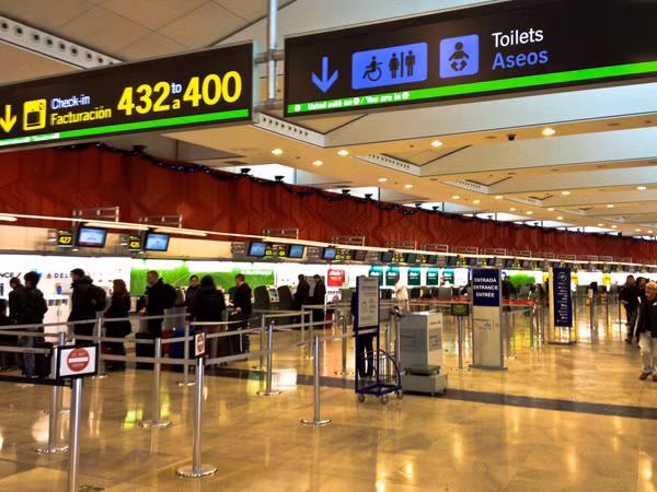 Tây Ban Nha phá đường dây đưa lậu người Trung Quốc vào EU ảnh 1